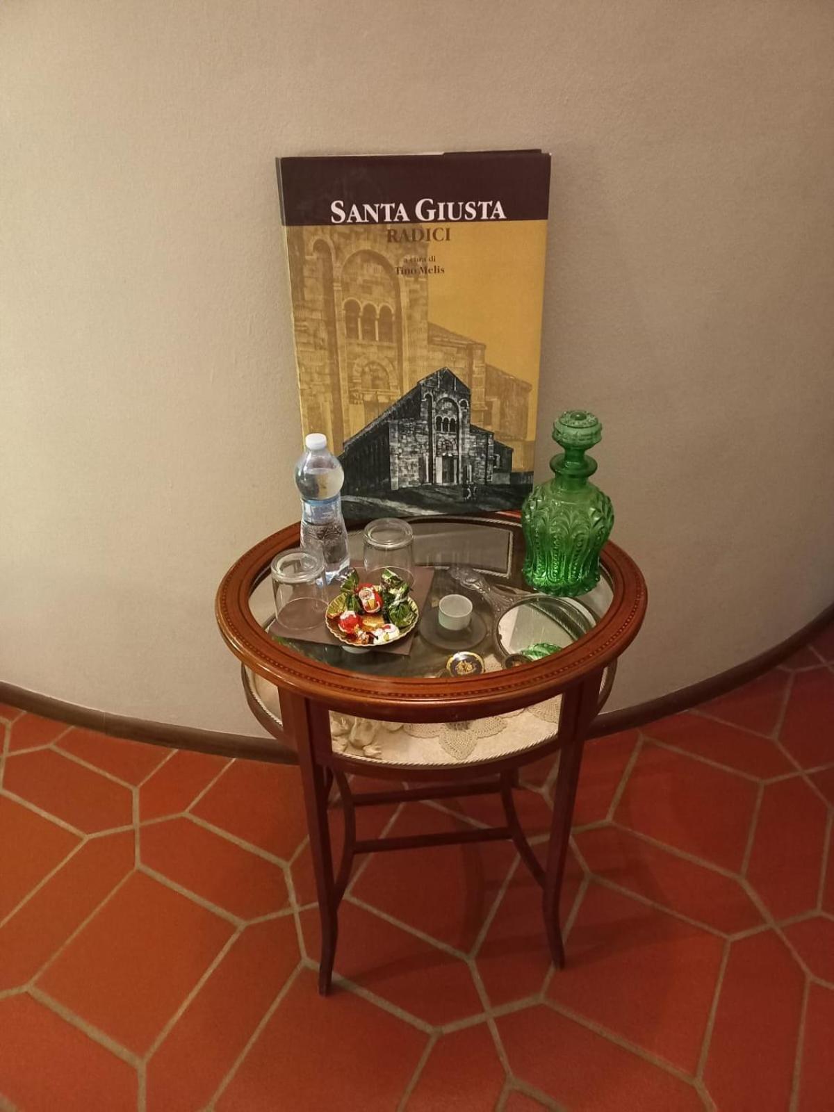 B&B Filomena Santa Giusta Bagian luar foto